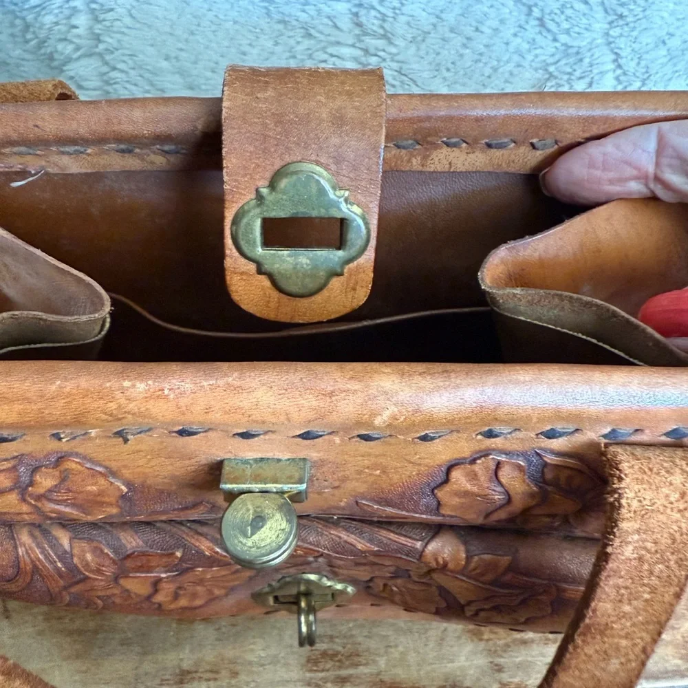 Vintage Tan Satchel / Hand bag with Floral Tooling and Gold-Toned Closure - Picture 7 of 11